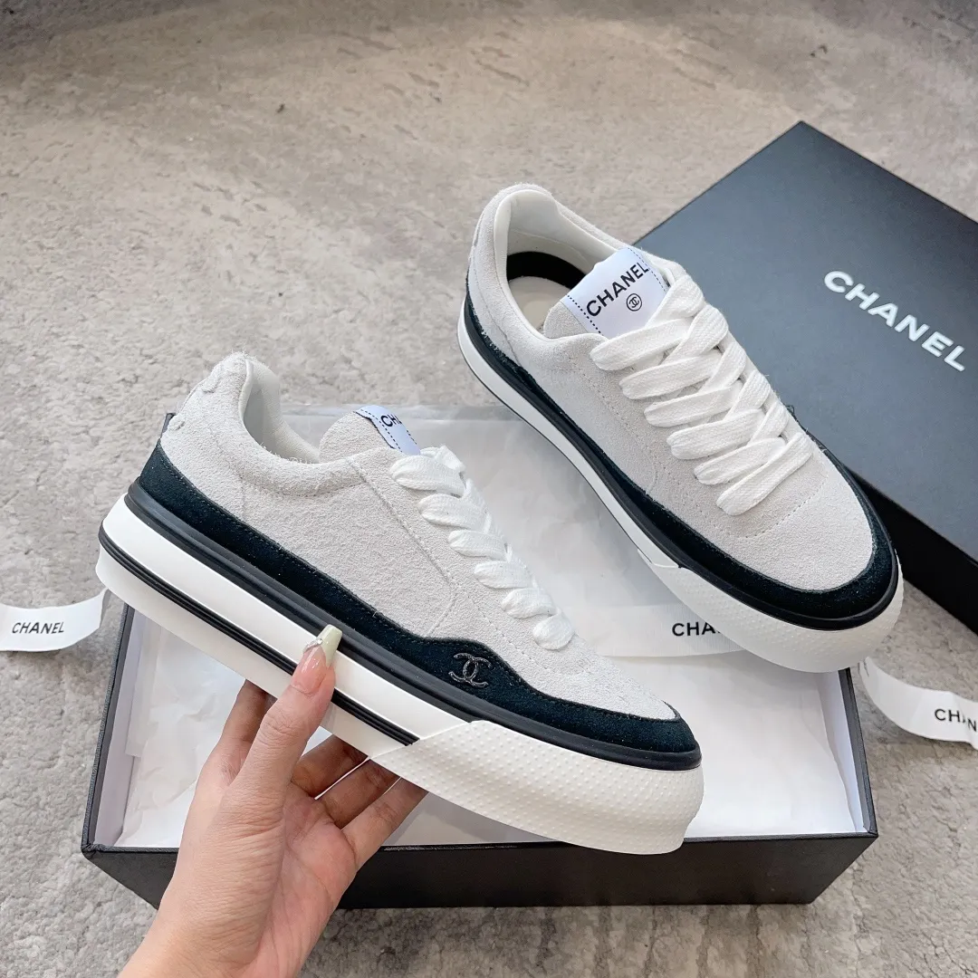 👟👟Ex-factory price 520👟👟 Chanel 23b new panda shoes C's new casual white shoes sneakers There is a reason why these shoes are so popular 🔥 They are so comfortable. They are a shoe that coexists with comfort, beauty and versatility. You can easily walk ten thousand or twenty thousand steps without any pressure. The original development last shape is delicate and stylish, and you are not afraid of wide feet. It will not make your feet fat, and it looks good and comfortable on your feet! It feels very light on the feet! Comfortable and breathable! Super whitening‼ ️It’s really a perfect match. Upper: first-layer cowhide/➕sheepskin lining. Exclusive 1:1 original customization [different from market currency‼ ️】The foot pads are made of imported mixed sheepskin, which is breathable and comfortable! ✔ T👟👟Ex-factory price U outsole exclusive original development private model! Differentiating the market rubber outsole‼ ️✔ Size: 35-39 (40 orders cannot be returned or exchanged)